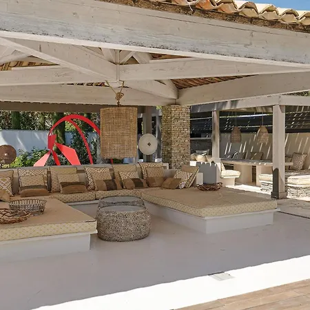 Luxury With Swimming Pool דירה *