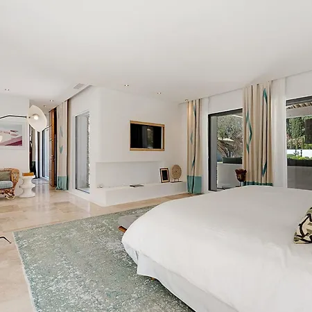 Luxury With Swimming Pool דירה